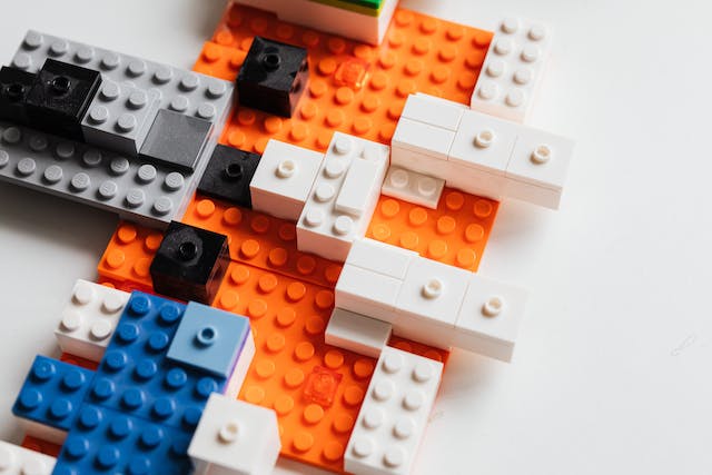 Explorând originea Lego: Povestea fondatorului și aventura cărămizilor