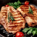 Friptură de pulpă de porc la cuptor cu cartofi și rozmarin