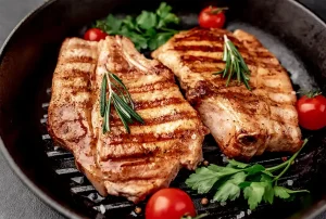 Friptură de pulpă de porc la cuptor cu cartofi și rozmarin